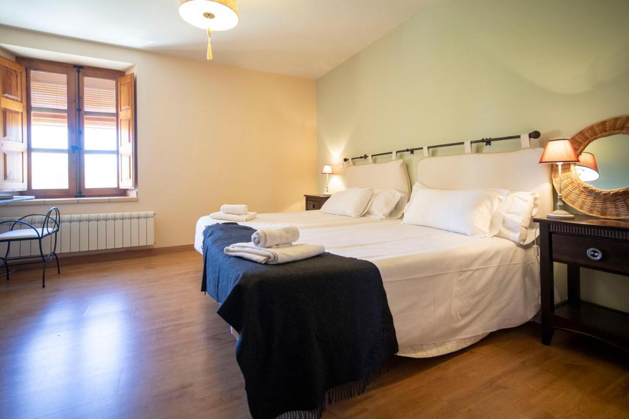 Apartamentos Ribera Del Duero Las Escuelas Vadocondes Bagian luar foto